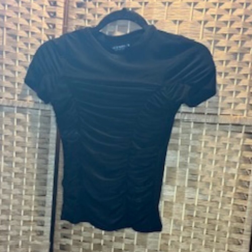 Liz & Sara | Black | Ruched Fitted Tee